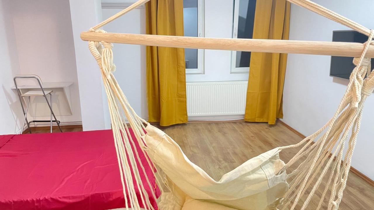 Private Room At Ceausescu'S Place In Old City Unirii Square Bukarest Exterior foto